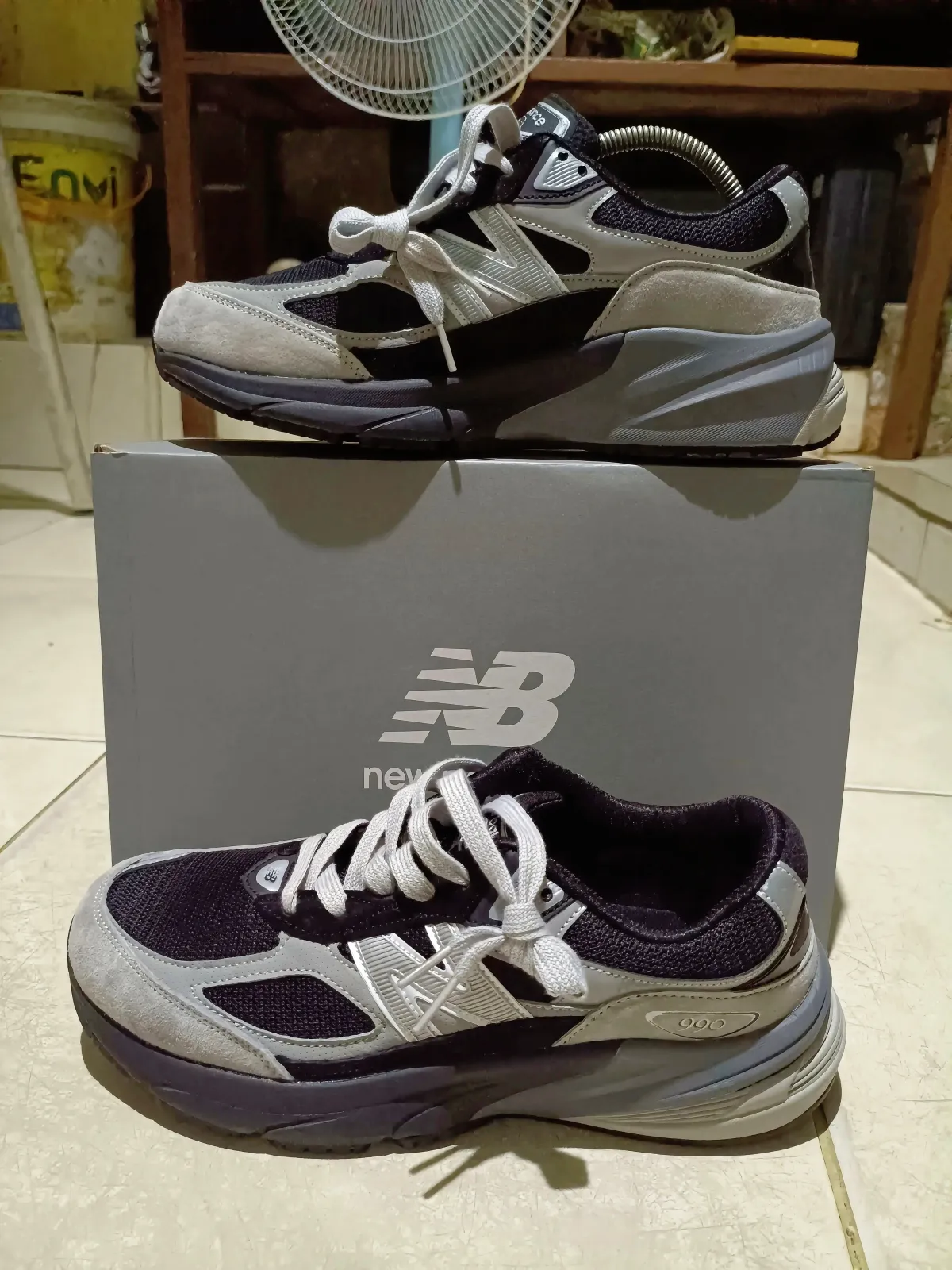 NB 990 grey black